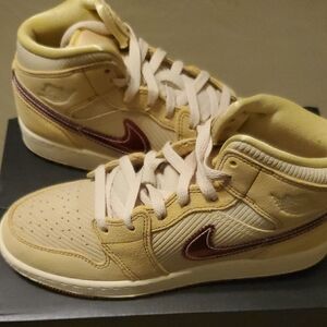 Nike Kids Sneakers in Saturn Gold and University Red